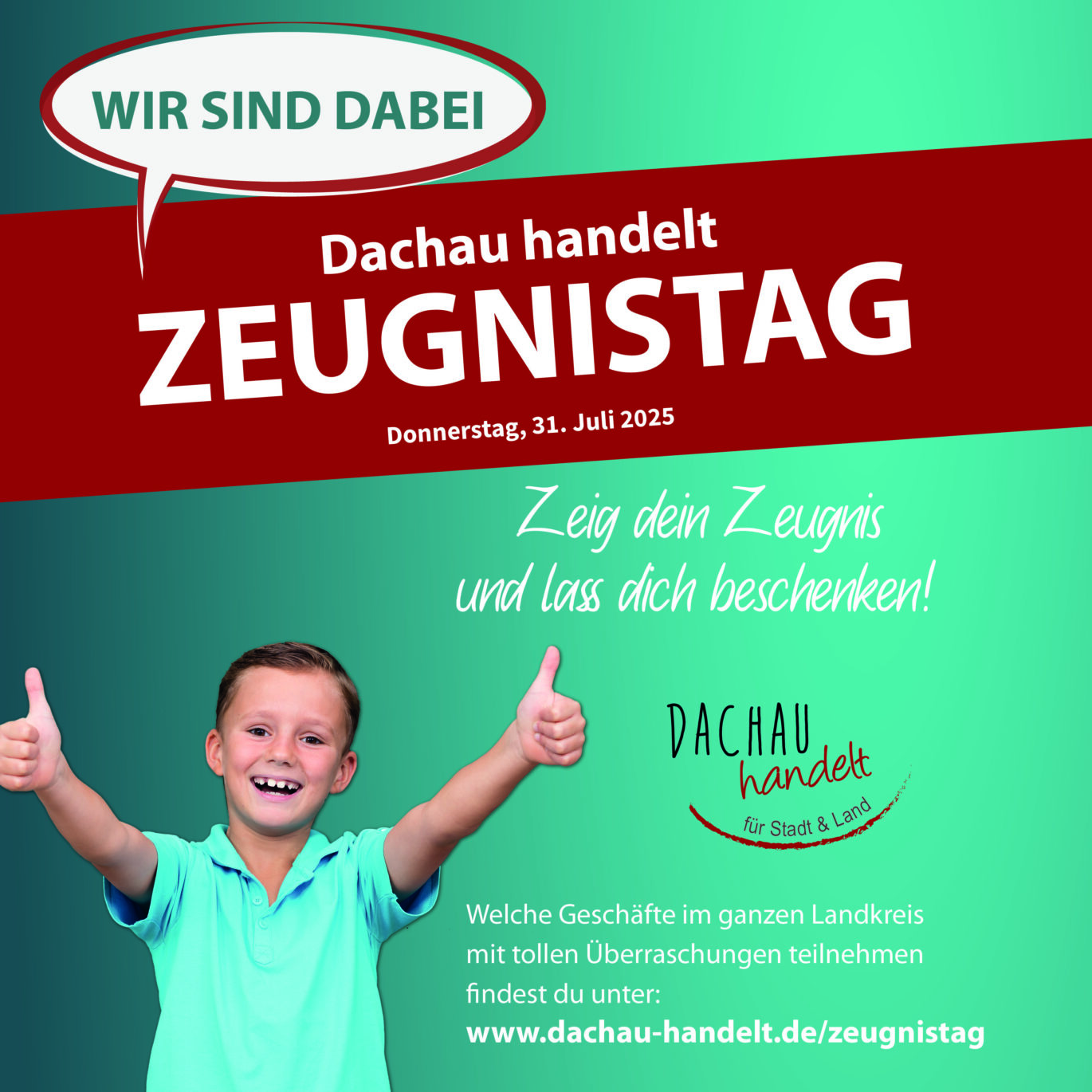 Kind mit hochgestrecktem Daumen und breitem Lächeln vor grünem Hintergrund. Text: „Dachau handelt – Zeugnistag, Donnerstag 31. Juli 2025. Zeig dein Zeugnis und lass dich beschenken! Wir sind dabei. Weitere Infos unter www.dachau-handelt.de/zeugnistag.“