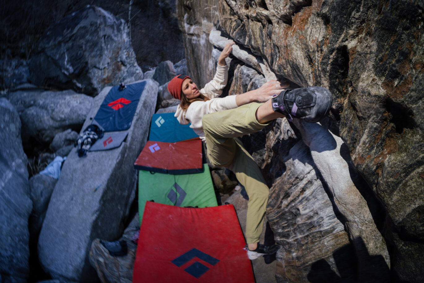 Kletterer an einer Felswand im Boulder- und Klettergebiet Brione, Tessin, Schweiz (Foto von Alex Fuchs)
